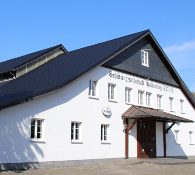 Dachsanierung für Vereine: So lassen sich Vereinsheime preiswert und  langlebig sanieren