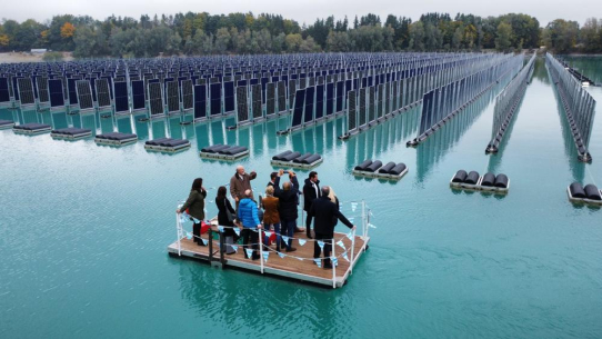 Feierliche Inbetriebnahme der weltweit ersten senkrecht schwimmenden Photovoltaikanlage