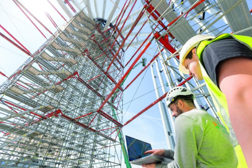 Nicht alltäglich: Gerüstunterstützung für Holzbau in 32 m Höhe