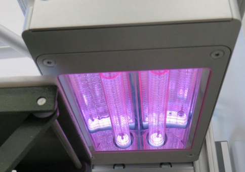 Knick in der Optik? SKZ forscht zum Verbinden optisch transparenter Kunststoffe mit VUV-Strahlung