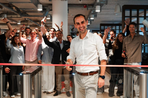 Factorial überschreitet 100 Mio. USD Jahresumsatz und wächst weiter in Europa