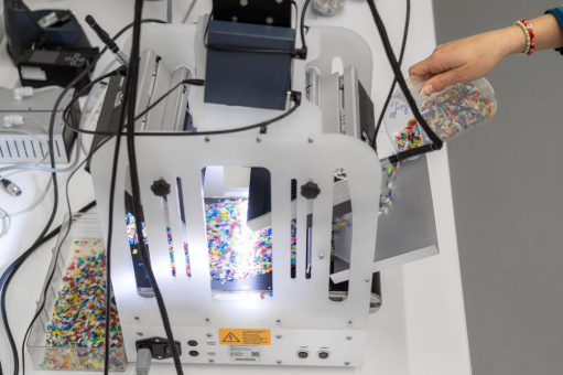 Innovatives Farbmesssystem optimiert Kunststoffrecycling mittels maschinellen Lernens