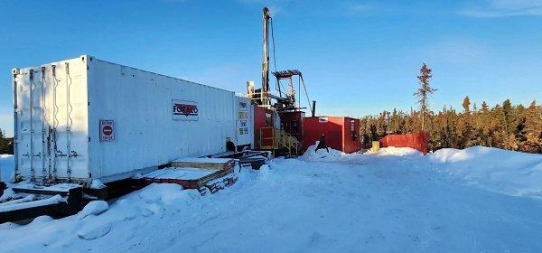 Gold Terra forciert neues Bohrprogramm – Ressourcen nahe der Oberfläche im Fokus