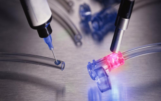 Dymax zeigt effiziente Klebstofflösungen für die Medizintechnik auf der COMPAMED 2025