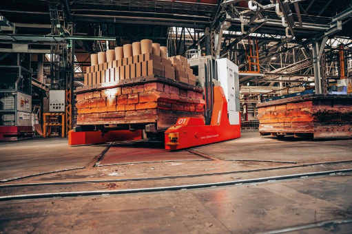 RHI Magnesita automatisiert Materialfluss mit FTS von ek robotics