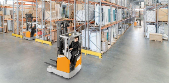 Passgenaue Effizienz und Sicherheit auf engem Raum: Der neue STILL Schubmaststapler FXR 14C-16C