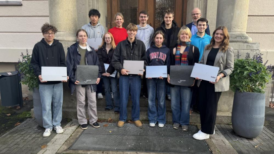 Sycor überreicht Spende an das Hainberg-Gymnasium