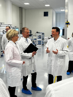 Wirtschaftsministerin Hoffmeister-Kraut besucht Physik Instrumente (PI) im Gewerbepark Breisgau:  Innovation und Investition am Standort Deutschland.