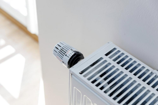 Feuchte Wände – teure Wärme: So sparen Sie mit trockenen Mauern Energie