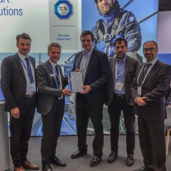 TÜV SÜD übergibt Zertifikat an ESTEYCO