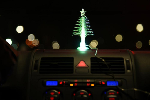 TÜV SÜD: Weihnachtsbeleuchtung im Cockpit? Ist verboten