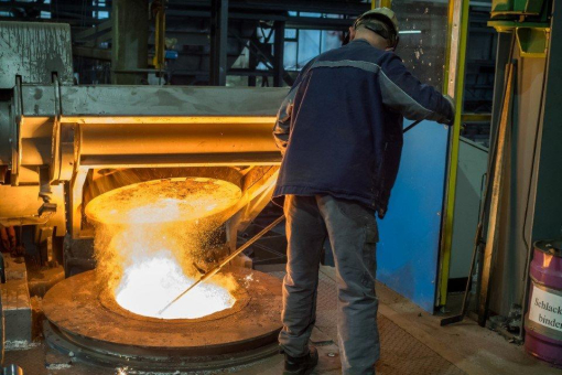 Neuer Induktions-Tiegelofen senkt Energieeinsatz und CO₂-Emissionen