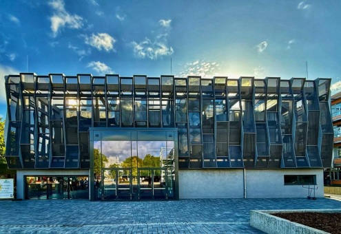 Innovative Gewebefassade für ein modernes Schulgebäude
