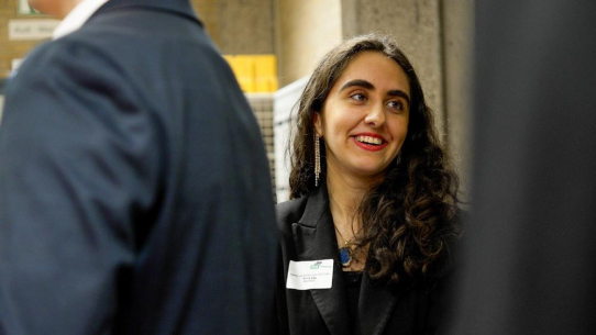 WIR-Stipendium für soziale Arbeit: Kimia Asa im Interview über ihren Weg, neue Chancen und berufliche Weiterentwicklung