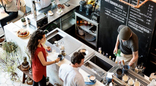 Dienstplanung für internationale Teams: Wie Du Sprachbarrieren überwindest