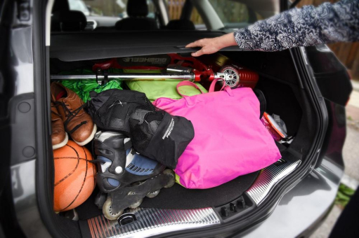 TÜV SÜD: Reisegepäck im Auto richtig sichern