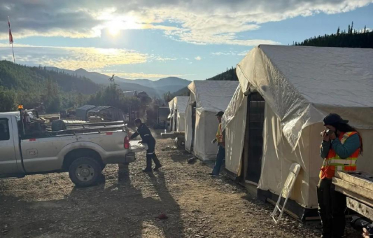 Sitka Gold erweitert Rhosgobel-Entdeckung mit starken Bohrergebnissen auf mehr als 1 Kilometer Streichen!