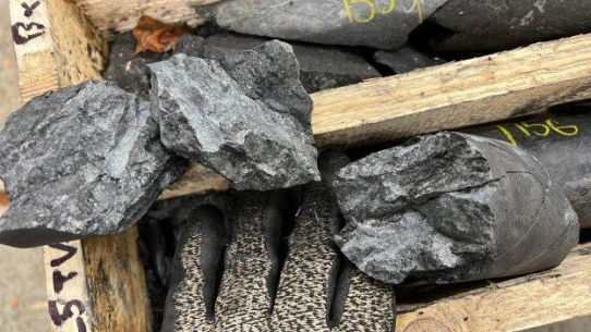 Military Metals durchteuft bei Bohrungen im Vorzeigeprojekt Trojarová einen Abschnitt, der auf 23,2 Meter 2,22 % Antimon, darin 4,9 % Antimon auf 7,9 Meter und auf 23,2 Meter 1,27 g/t Gold, darin 3,17 g/t Gold auf 6,2 Meter, enthält