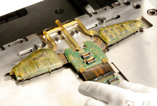 WERNER WIRTH: Elektronik dezentralisiert sich