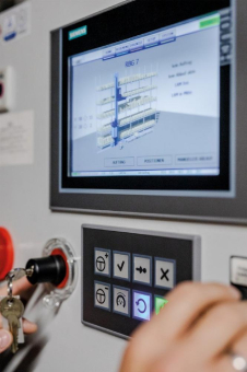 Optimale Leistungen rund um Regalbediengeräte und Fördertechnik