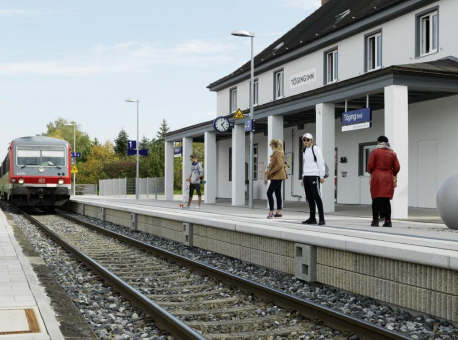 Bahnsteigkante mit integrierter Lärmschutzfunktion von Rieder erstmals in Deutschland im Einsatz