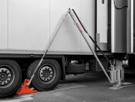 Ein einfaches, aber innovatives Radrückhaltesystem, das Abläufe an den Laderampen in ganz Europa sichert: Live auf der LogiMAT 2026