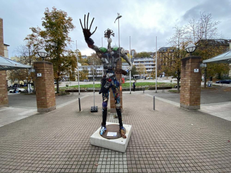 Der "Plastikmensch" zu Gast beim Stuttgarter Umweltministerium