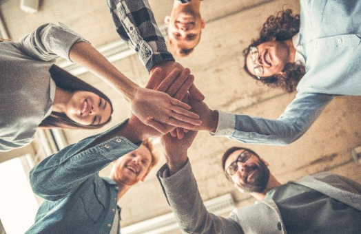 COSMO CONSULT und Dynaway vereinbaren Partnerschaft