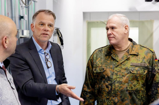 Generaloberstabsarzt besucht neue Produktionsstätte für humane Transplantate