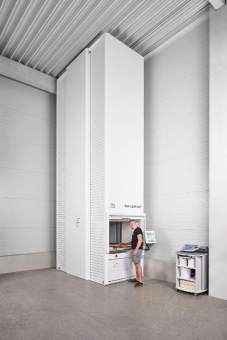 Popp setzt auf den Hänel Lean-Lift® für kompakte, optisch integrierte Materialbereitstellung