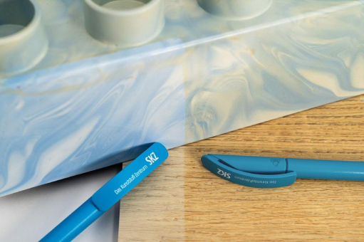 Wie werden Kunststoffoberflächen durch desinfizierende Bestrahlung beeinflusst?