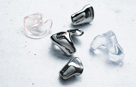 Otoplastiken: High-End Oberflächenbearbeitung von additiv gefertigten Ohrpassstücken