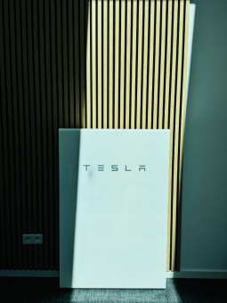 TESLA Energy und iKratos GmbH feiern den 1 Million-Meilenstein
