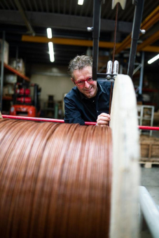 Endlosstäbe aus Faserverbund mit Kupferleiter: Robuste Hybridlösung für sichere Signal- oder Datenübertragung