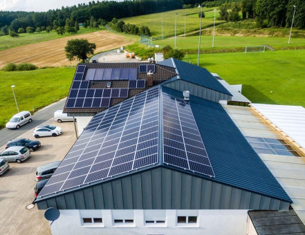 Tesla Fallstudie - DJK Weingarts setzt auf eigene Stromproduktion und -speicherung