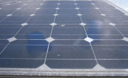 Verschmutzte Module als Grund für weniger Ertrag bei Photovoltaikanlagen