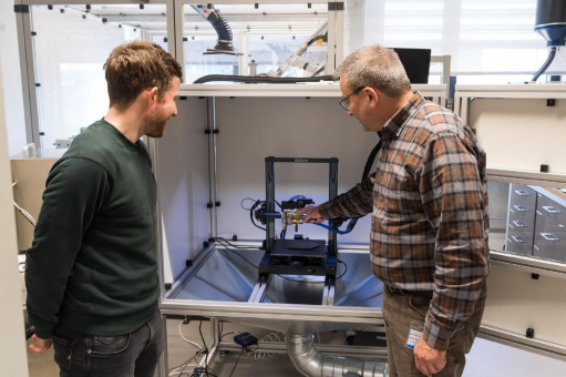 Reinigungsverfahren am SKZ ergänzt: CO₂‑Schneestrahlen für Kunststoffoberflächen