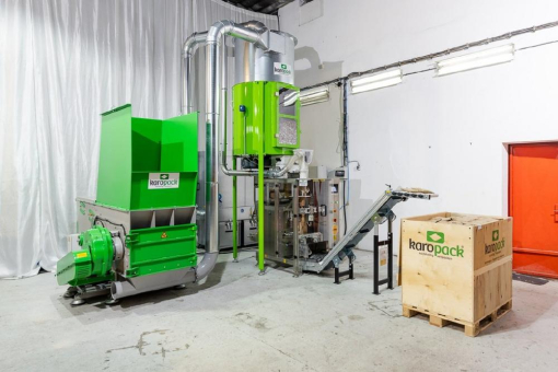 Umweltfreundliche Verpackungspolster, selbst hergestellt: KAROPACK zeigt auf der interpack 2026 die passende Produktionsanlage, den KAROCYCLER.