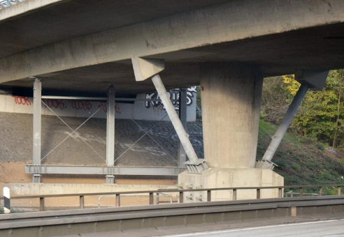 Brückenertüchtigung mit feuerverzinktem Stahl - Entlastungskonstruktion der Zubringer-Brücke A67/A3
