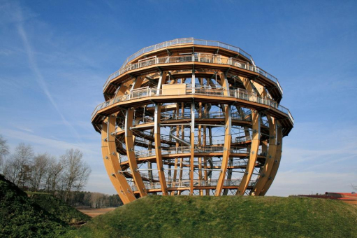 Begehbare Erlebniskugel - Hybrid-Konstruktion aus Holz und feuerverzinktem Stahl