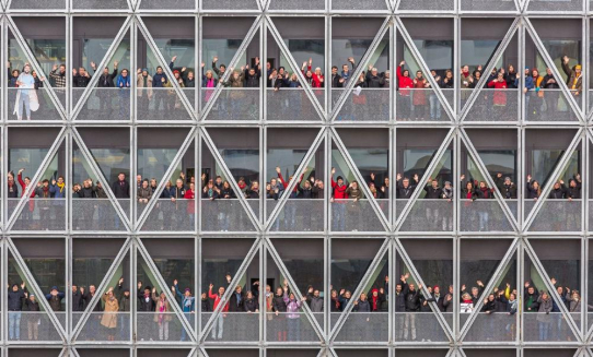 Feuerverzinkte Häkeldecke - Werkstatt-Atmosphäre im neuen taz-Haus