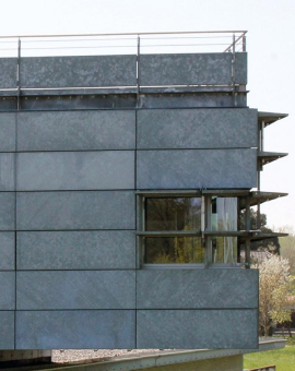 Vorher-Nachher-Vergleich - Feuerverzinkte Fassade der Betriebszentrale des Rheinpolders Söllingen-Greffern