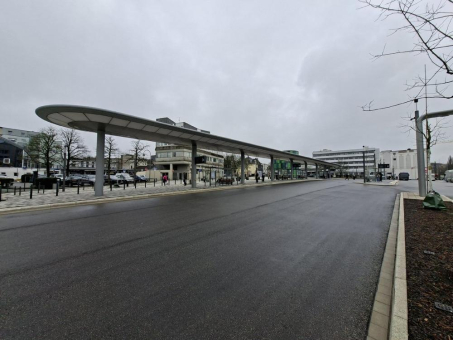 Eindrucksvolles Highlight am ZOB Remscheid: Beleuchteter „Hockeyschläger“ als Sinnbild neuer Aufenthaltsqualität