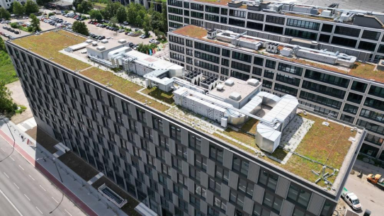 Regenwassermanagement mit Gründächern: Nachhaltiger Bürocampus SPARK in Berlin setzt auf Retentionsdächer von Bauder