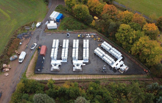 ABO Energy und Field nehmen Stand-Alone-Speicher in Waldkappel in Betrieb