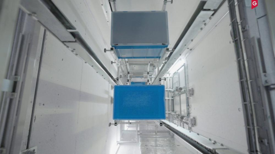 Effizienter in die Höhe wachsen: Die vertikale Behälterfördertechnik von Gilgen Logistics macht stockwerksübergreifende Materialflüsse einfach