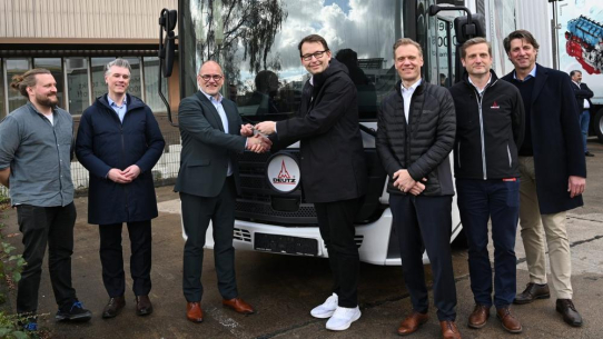 Wasserstoff-Verbrenner im Realitätscheck: IAV und DEUTZ bringen 18-Tonner auf die Straße