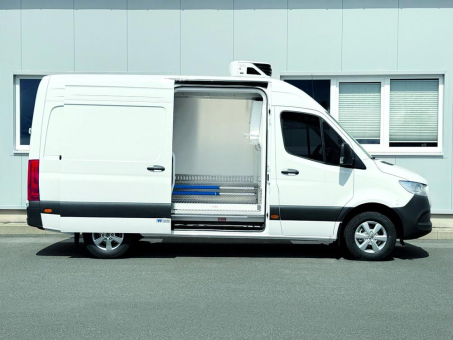 Maßgeschneiderte Lösungen für den hängenden Fleischtransport:  Winter Kühlfahrzeuge® macht es möglich