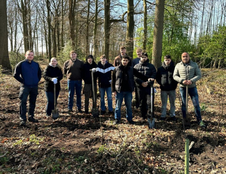 Azubis pflanzen 200 Bäume in Ochtrup