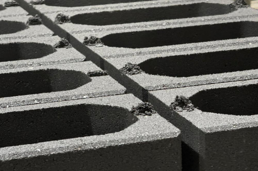 Neue Befüllhilfe für erdfeuchten Beton